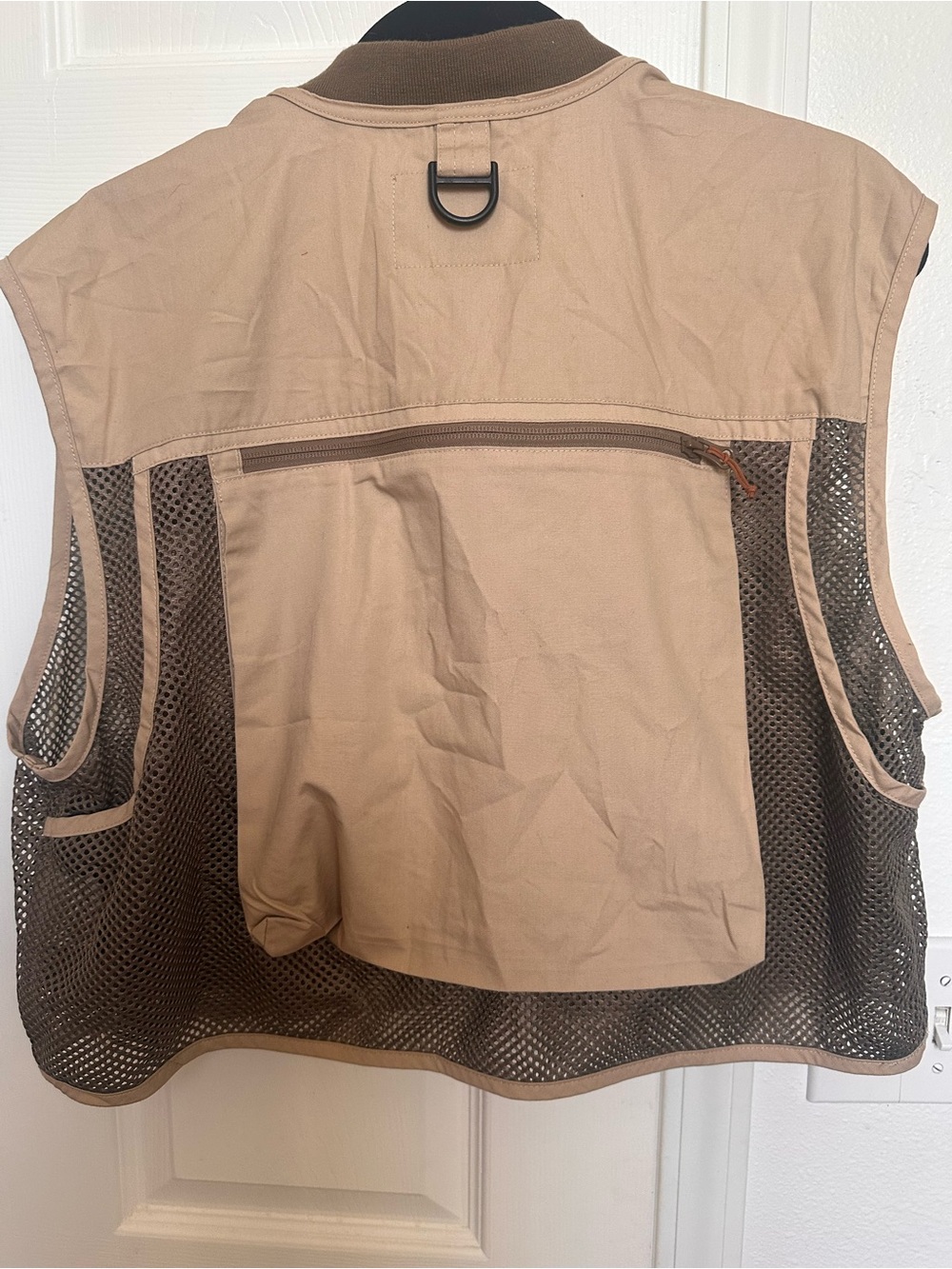 Journeyman Men’s Fishing Vest — Khaki/Tan Plus Multiple Fishing Flies. - Picture 2 of 4